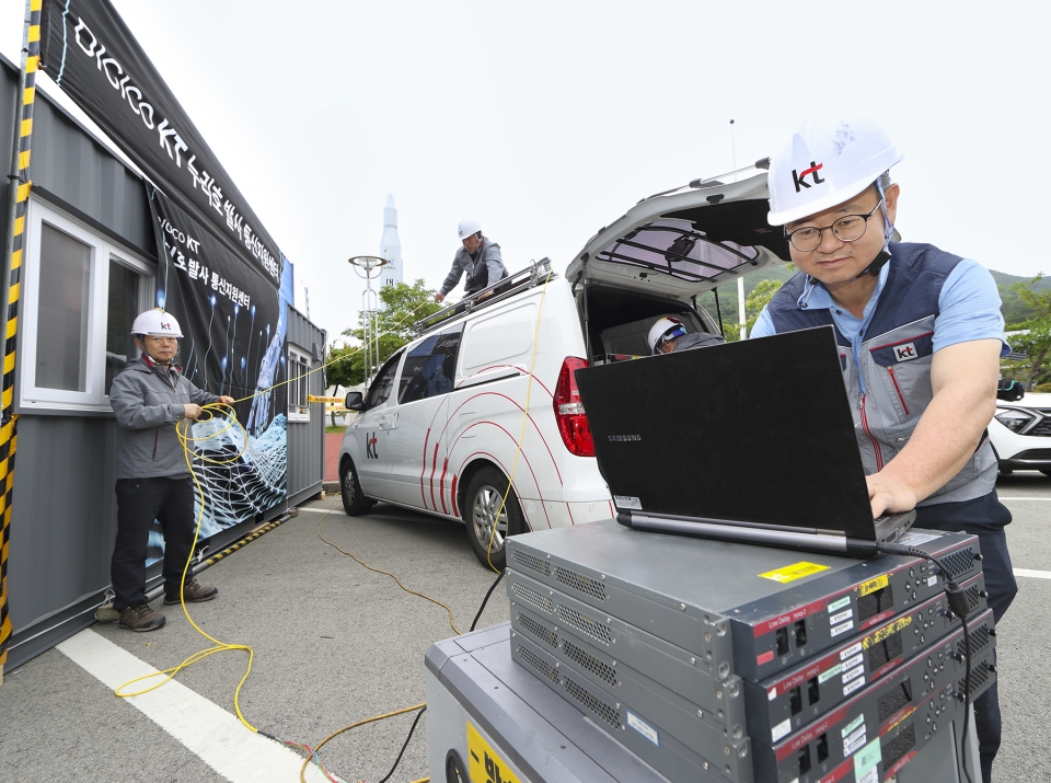KT 직원들이 누리호 발사 순간을 전 세계로 원활하게 중계하기 위한 누리호 발사 통신지원센터를 나로우주센터 광장에 구축하고 방송회선을 점검하고 있다.
