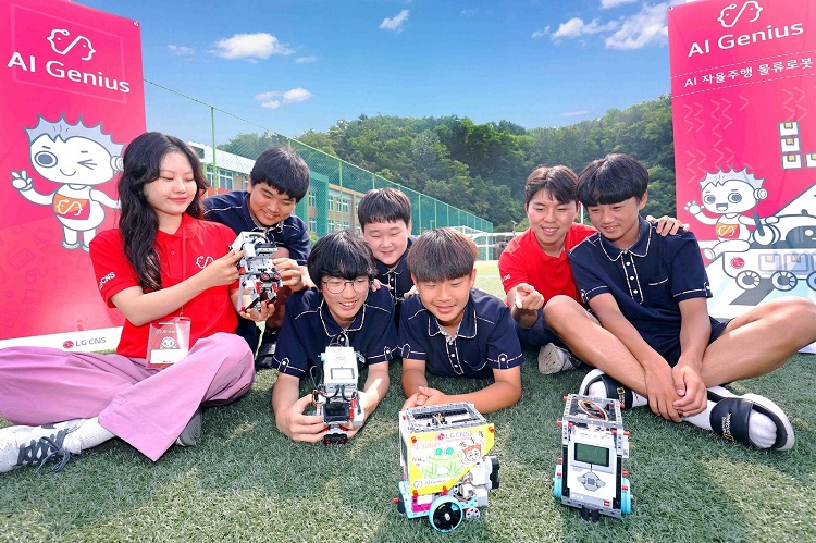 경북 영덕의 강구중학교 학생들이 LG CNS 'AI지니어스' 수업에서 만든 AI 물류로봇을 소개하고 있는 모습. [사진=LG CNS]