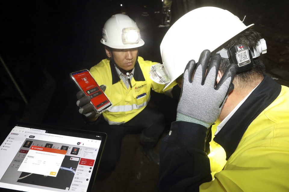 광산 작업자가 상동광산 내부에서 KT 광산안전DX 안전모에 달린 스마트태그를 눌러 AI 기반 광산안전시스템에 SOS 신호를 보내고 있다.