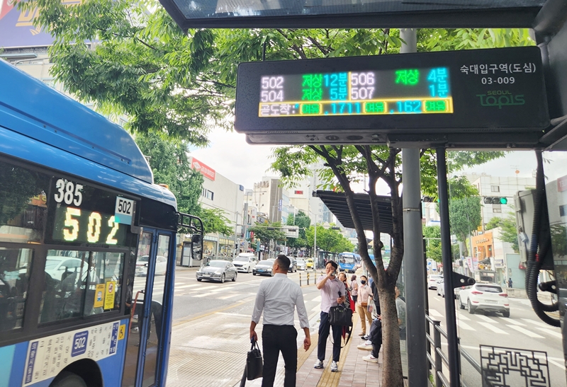 서울시는 버스정보단말기(BIT)를 마을버스 정류소까지 확대하는 등 정류소 편의시설을 대폭 개선하기로 했다.