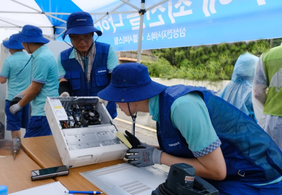 19일 충남 공주에서 삼성전자서비스 임직원이 수해지역 피해 주민들을 위해 가전제품 특별 점검을 진행하는 모습