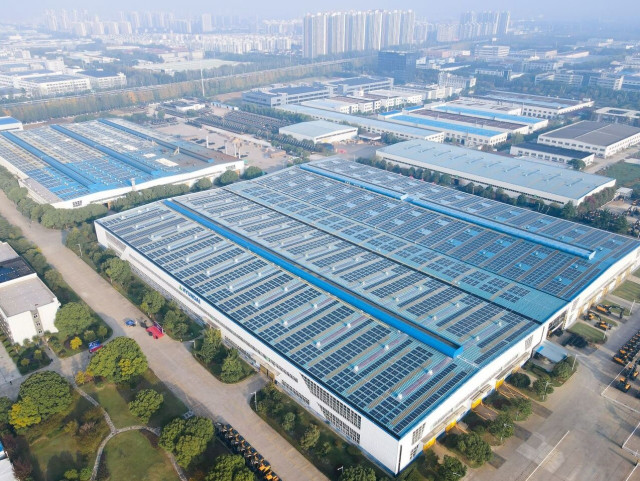 HD현대건설기계 중국 강소법인 공장에 설치된 4MW급 태양광 패널.