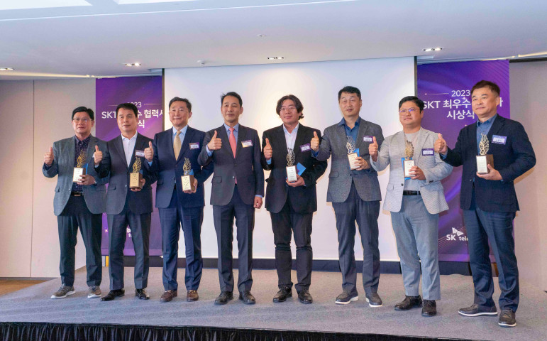 김진원 SK텔레콤  CFO(왼쪽에서 4번째)가 수상 기업 대표들과 함께 기념 촬영을 하고 있는 모습