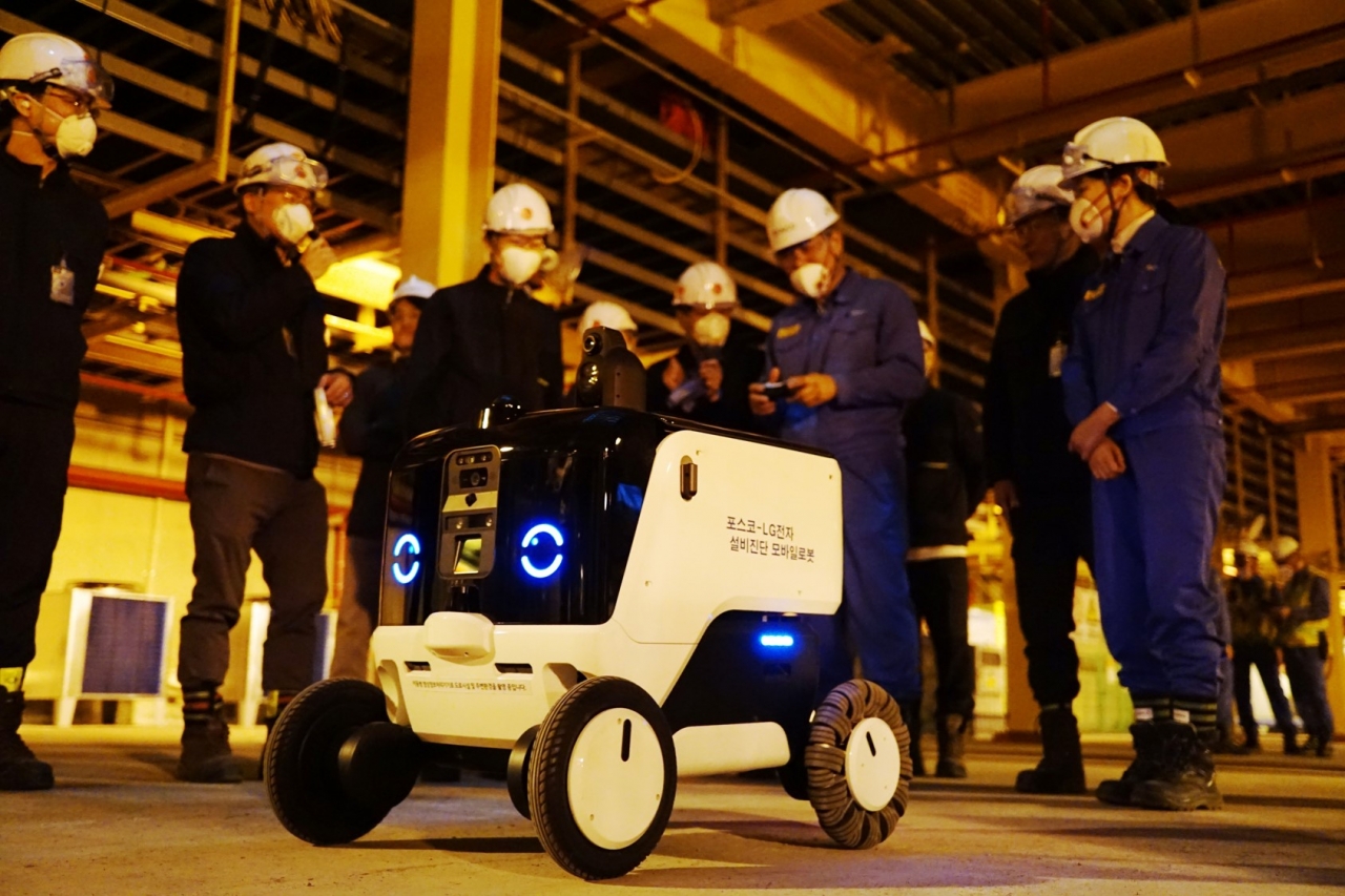 LG전자가 13일부터 이틀간 포스코 광양제철소에서 AI 자율주행로봇 실증 사업을 실시했다. [사진=LG전자]