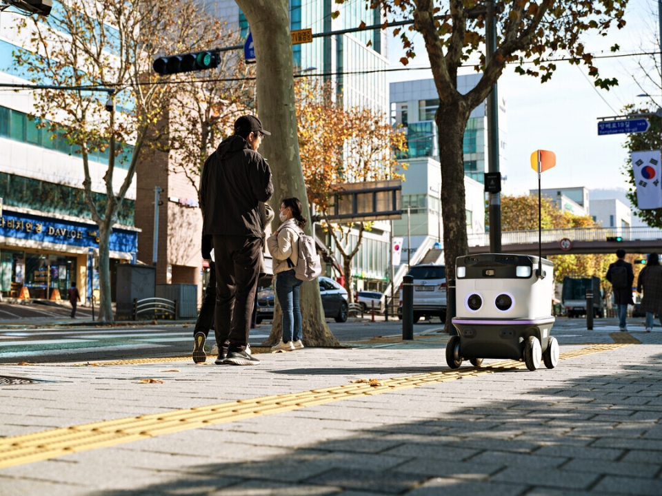 실외이동로봇의 보도통행을 허용하는 지능형로봇법이 17일부터 시행됐다. 배달, 순찰 등 신산업에 활기가 생길 것으로 기대된다. [사진=뉴빌리티]
