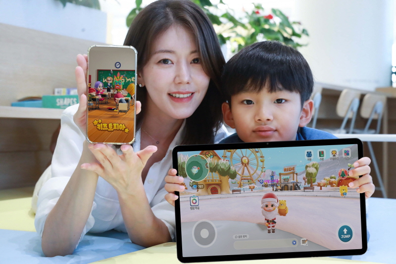 LG유플러스는 자사의 어린이 특화 메타버스 서비스인 ‘키즈토피아(KidsTopia)’가 국내외 가입자 20만명을 돌파했다고 20일 밝혔다. LG유플러스 모델이 키즈토피아를 소개하고 있다. [사진=LG유플러스]