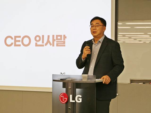 LG헬로비전 송구영 대표가 2일(화) 상암사옥에서 열린 '2024 대면 시무식'을 통해 임직원들에게 신년사를 전하고 있다.