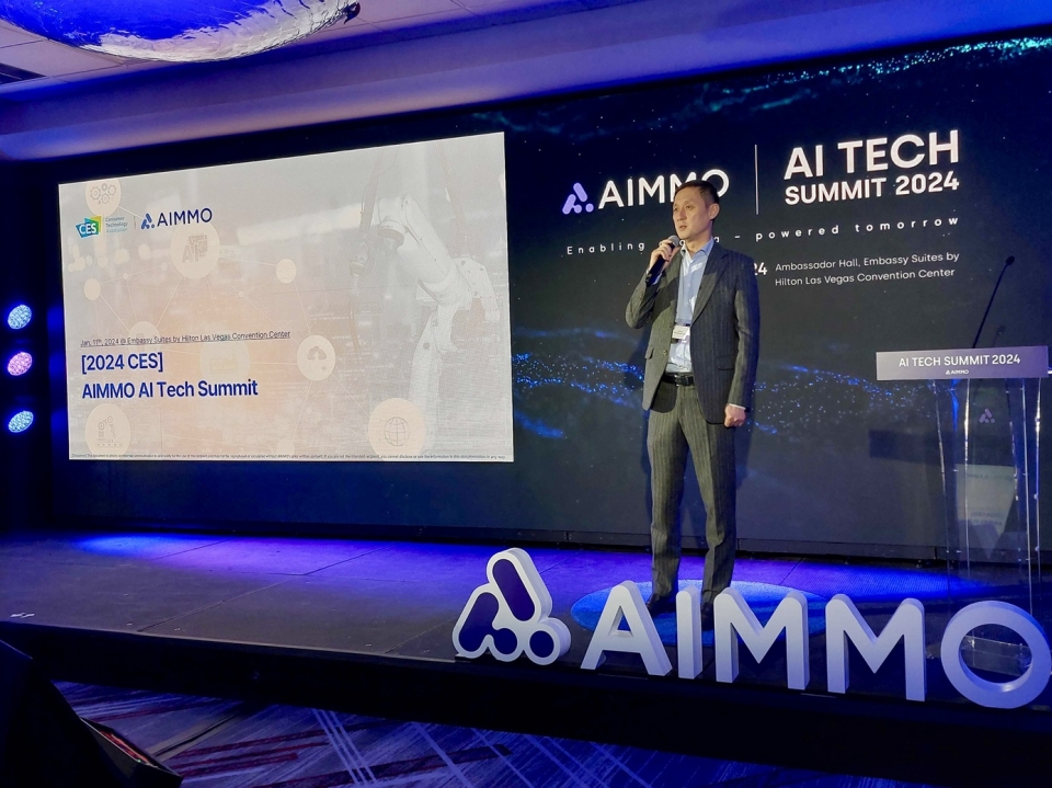 에이모가 11일 미국 라스베이거스에서 열린 CES 2024 기간 중 단독 컨퍼런스 ‘에이모 AI 테크 서밋(AIMMO AI Tech Summit)’을 열고 신제품 데이터 전주기 프로세스 ‘4Core’를 공개했다. 에이모 오승택 대표가 컨퍼런스에서 환영사를 하고 있다.
