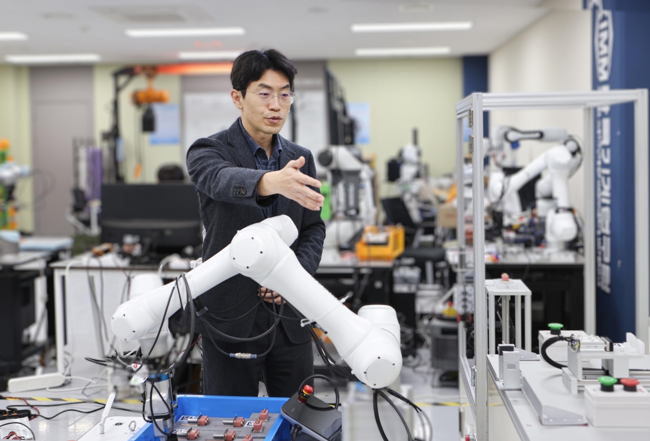 김창현 기계연 인공지능기계연구실 실장이 로봇작업 AI 기술에 관해 설명하고 있다. [사진=기계연]