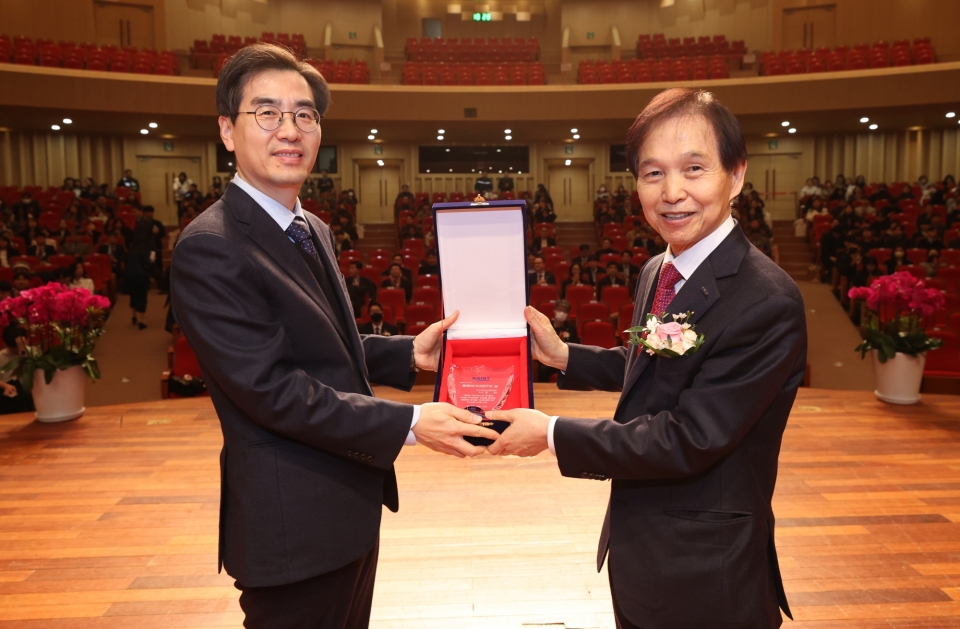 KAIST가 14일 대전 본원에서 개교 53주년 기념식을 개최하고 특별 포상을 진행했다. 올해의 KAIST인 상을 수상한 명현 교수(왼쪽)와 이광형 총장