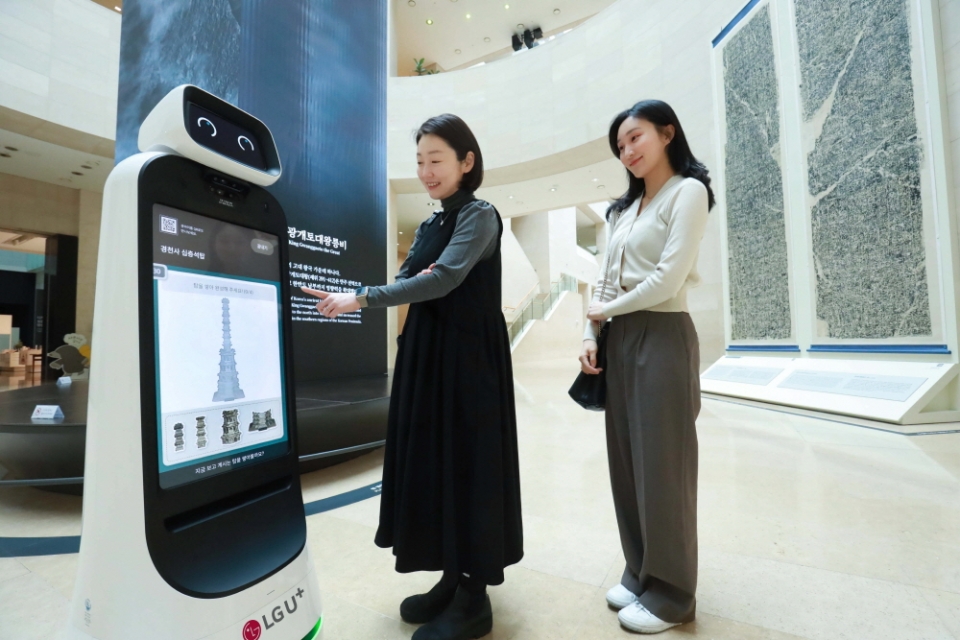 서울 이촌동 소재 국립중앙박물관에서 U+안내로봇의 설명을 듣고 있는 LG유플러스 모델의 모습. [사진=LG유플러스]