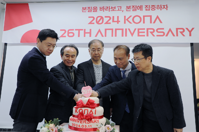 조정일 코나아이 대표이사(왼쪽에서 세 번째)가 창립 26주년 기념식에서 코나아이 임원들과 케이크 커팅을 하고 있다.