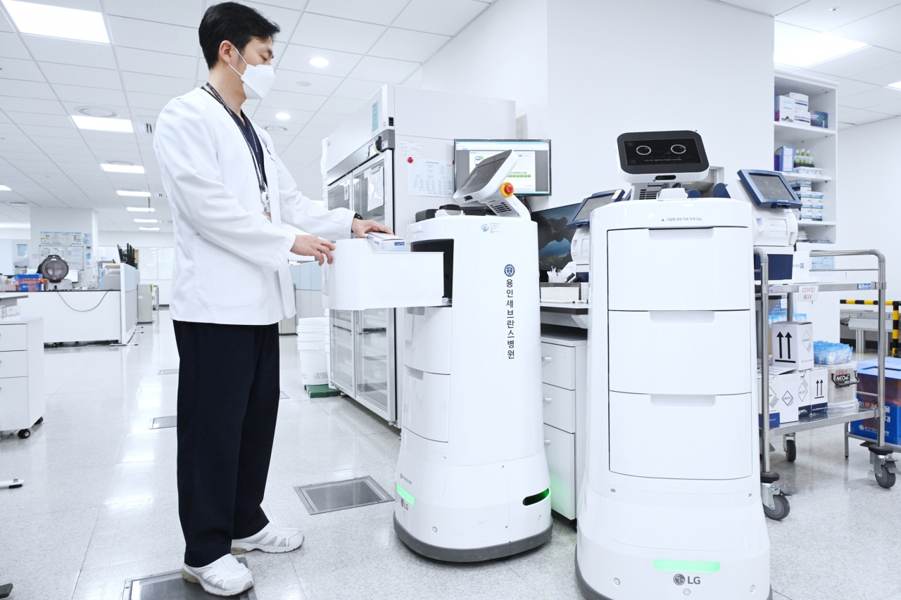 용인세브란스병원 의료진이 로봇 배송 의약품을 수령하고 있다. [사진=LG전자]