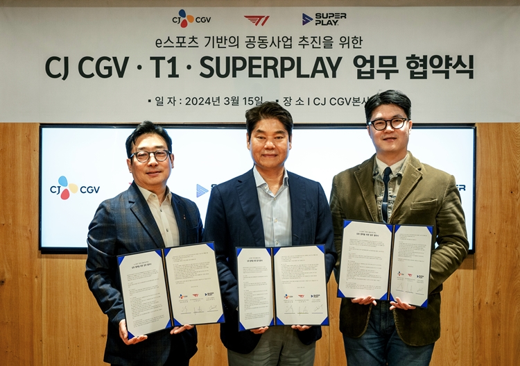 (왼쪽부터) 슈퍼플레이 이관우 대표, CJ CGV 허민회 대표, T1 안웅기 COO