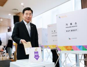 김진표 의장, 사전투표 참여…투표 독려 및 마지막 성과 다짐